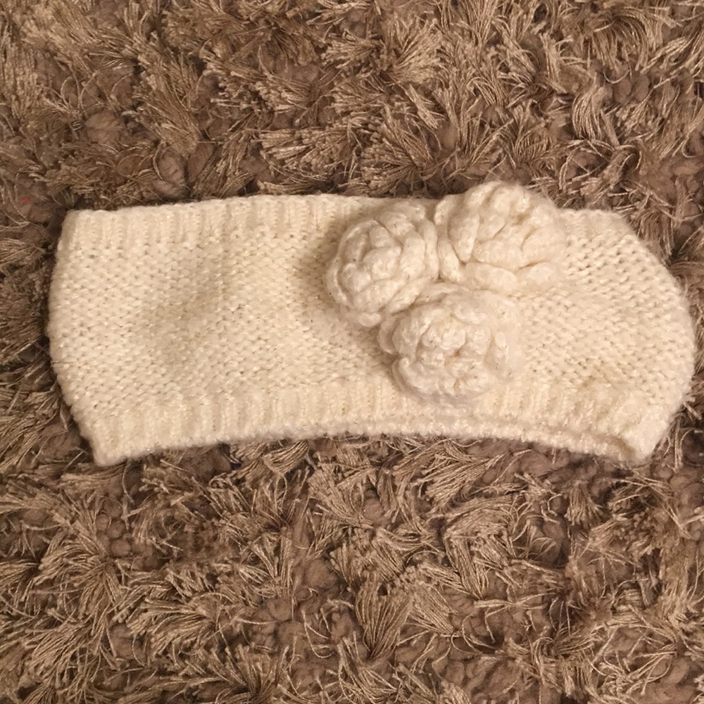 Cream/gold flakes flower detail kitted ear warmer